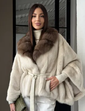 Светлое норковое пончо с воротником из куницы