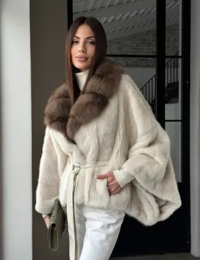 Светлое норковое пончо с воротником из куницы