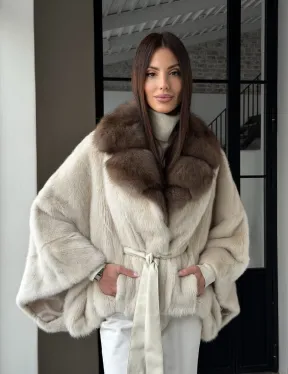 Светлое норковое пончо с воротником из куницы