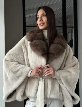 Светлое норковое пончо с воротником из куницы