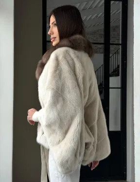 Светлое норковое пончо с воротником из куницы