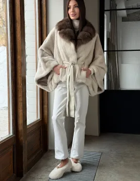 Светлое норковое пончо с воротником из куницы