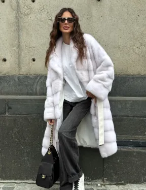 Белая норковая шуба с английским воротником