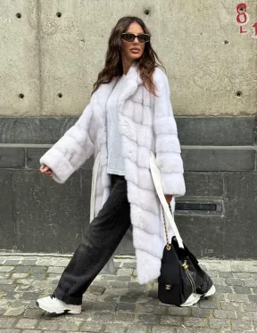 Белая норковая шуба с английским воротником