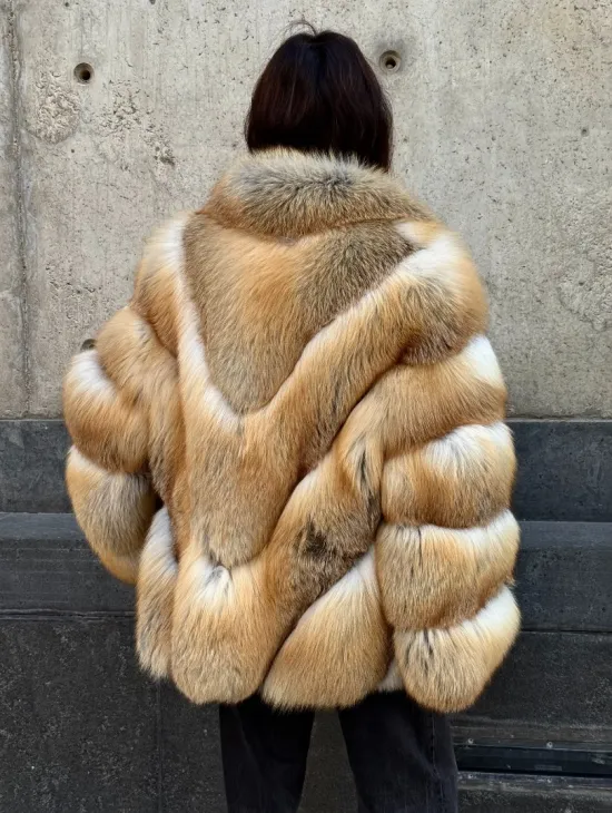 Шуба из меха лисы Golden Sunrise с английским воротником