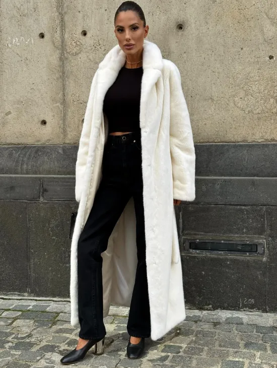 Длинная белая норковая шуба