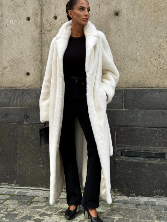 Длинная белая норковая шуба