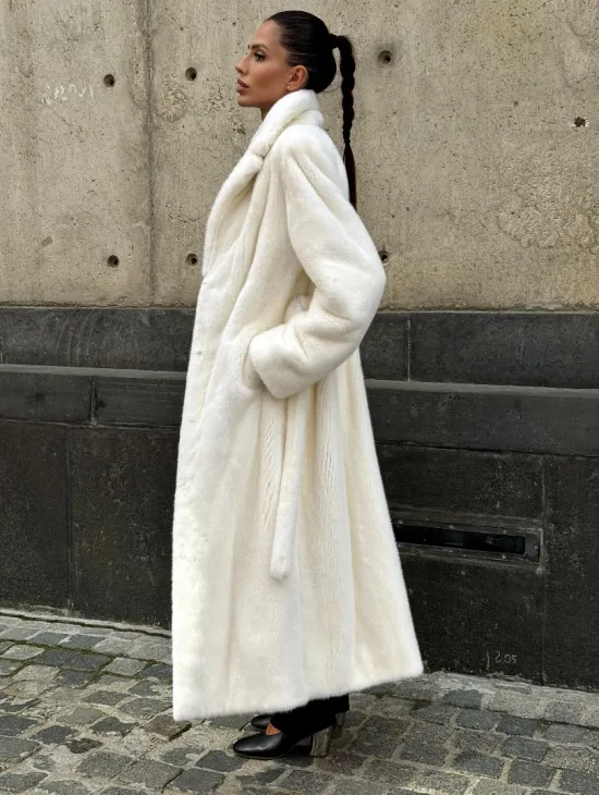 Длинная белая норковая шуба