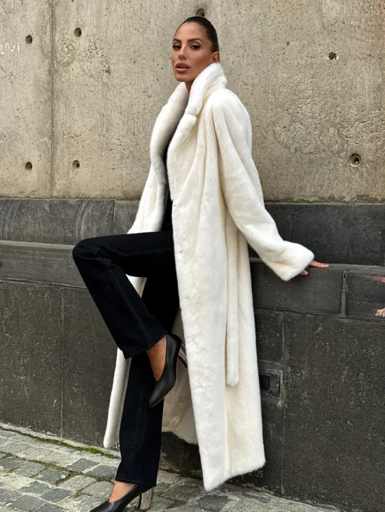 Длинная белая норковая шуба