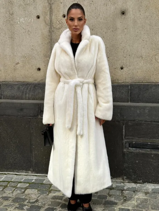 Длинная белая норковая шуба