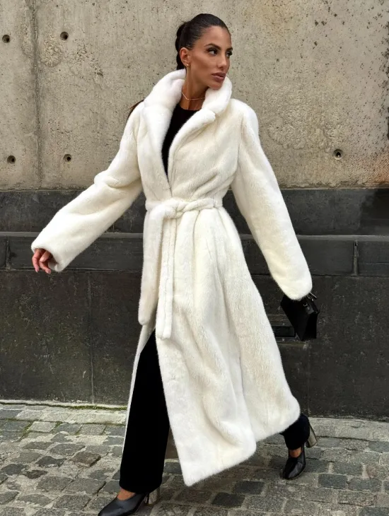 Длинная белая норковая шуба