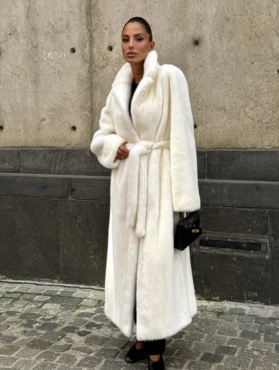 Длинная белая норковая шуба