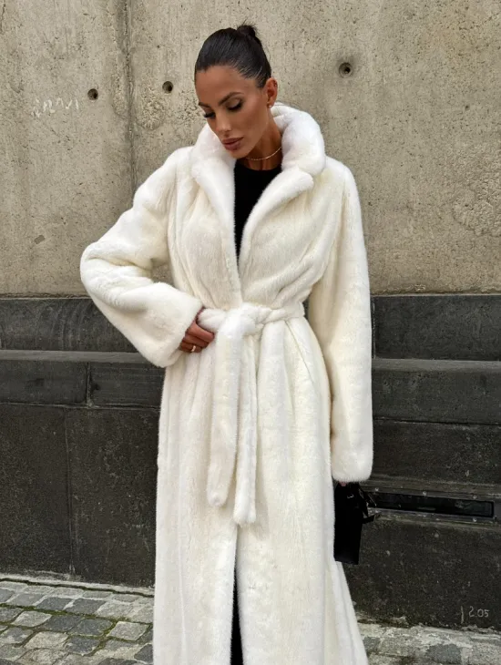 Длинная белая норковая шуба