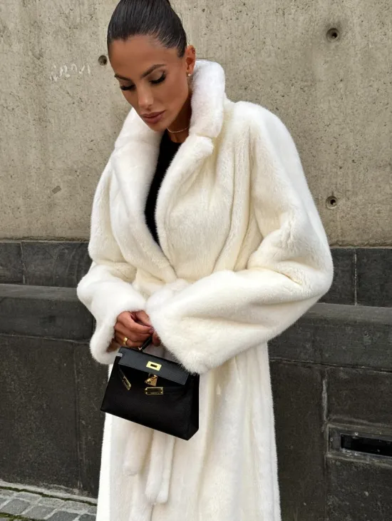 Длинная белая норковая шуба