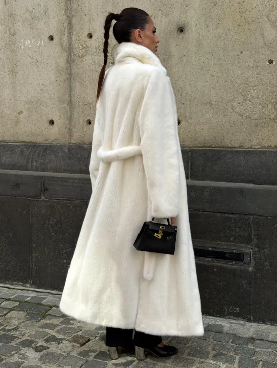 Длинная белая норковая шуба