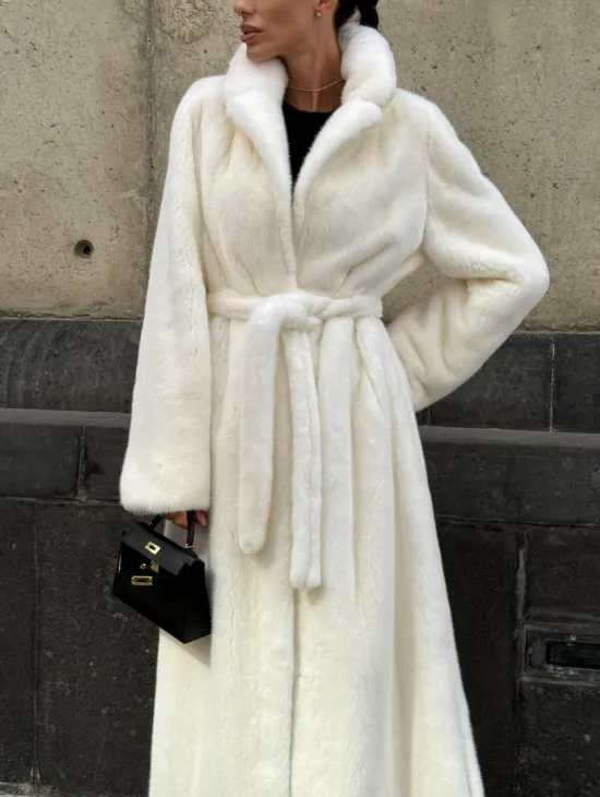 Длинная белая норковая шуба