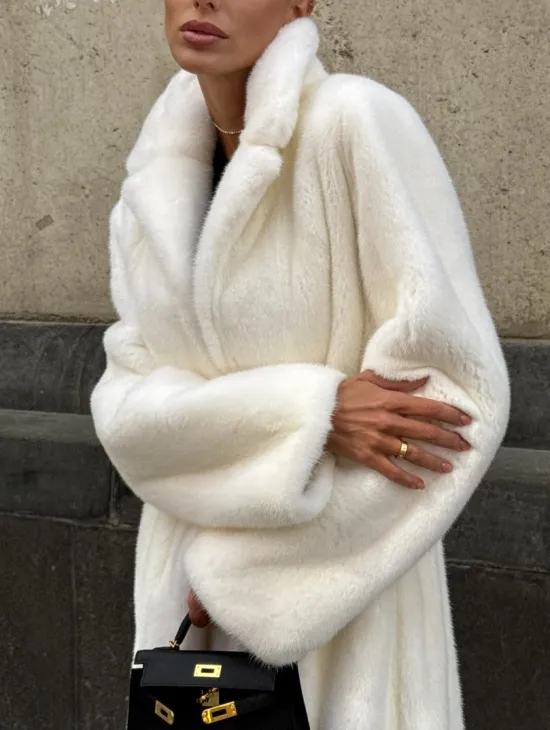 Длинная белая норковая шуба