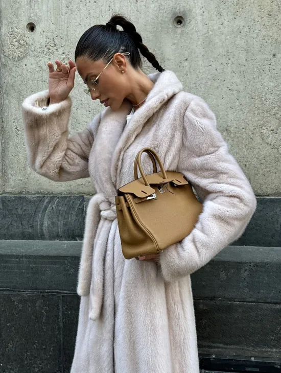 Классическая норковая шуба с перламутровым оттенком и эффектным воротником-шалью