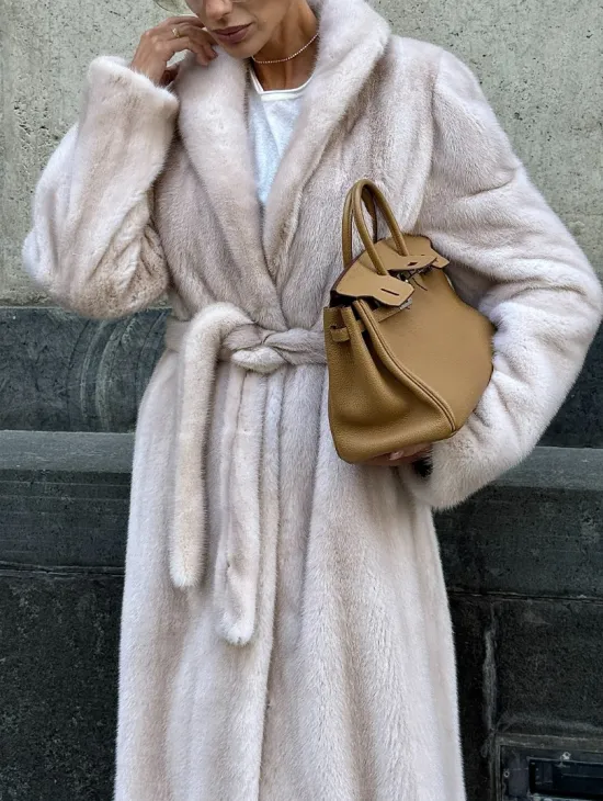 Классическая норковая шуба с перламутровым оттенком и эффектным воротником-шалью