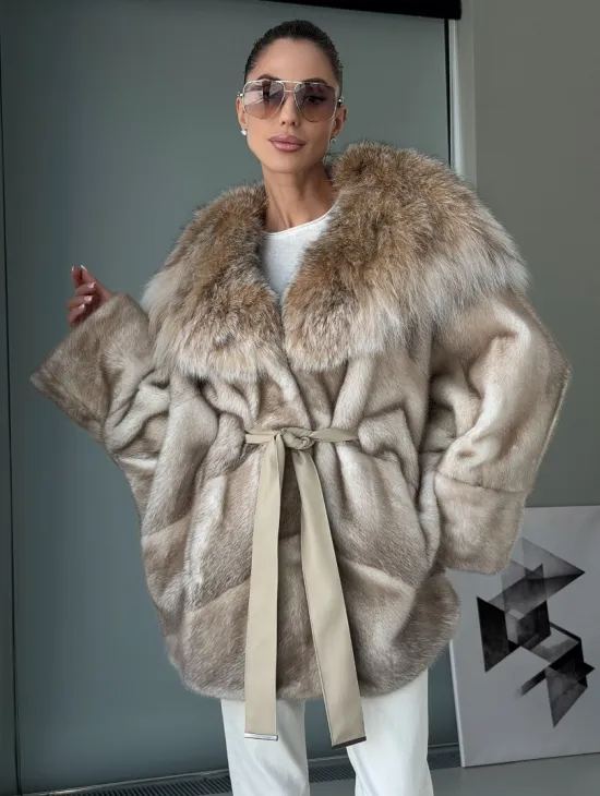 Шуба летучая мышь из норки Ivory с капюшоном из меха рыси - фото 11