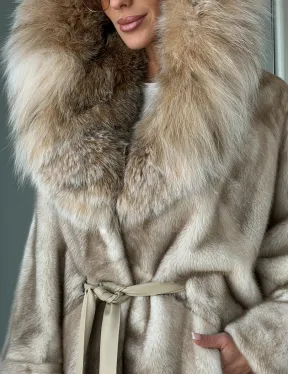 Шуба летучая мышь из норки Ivory с капюшоном из меха рыси - фото 1