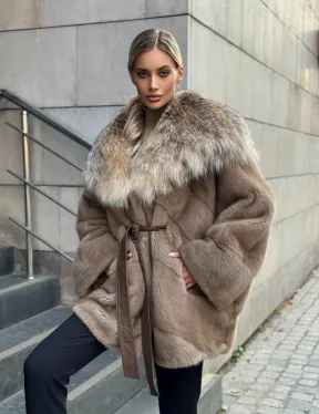 Женская шуба из меха норки Pastel с капюшоном из меха рыси
