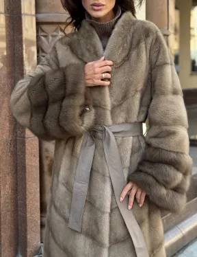 Шуба норковая пастель прямого кроя с отделкой на рукавах из меха куницы