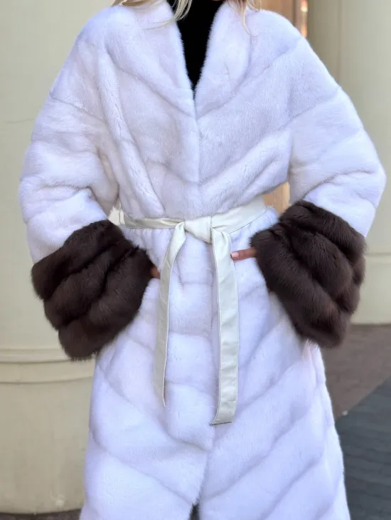 Белая норковая шуба с отделкой из куницы