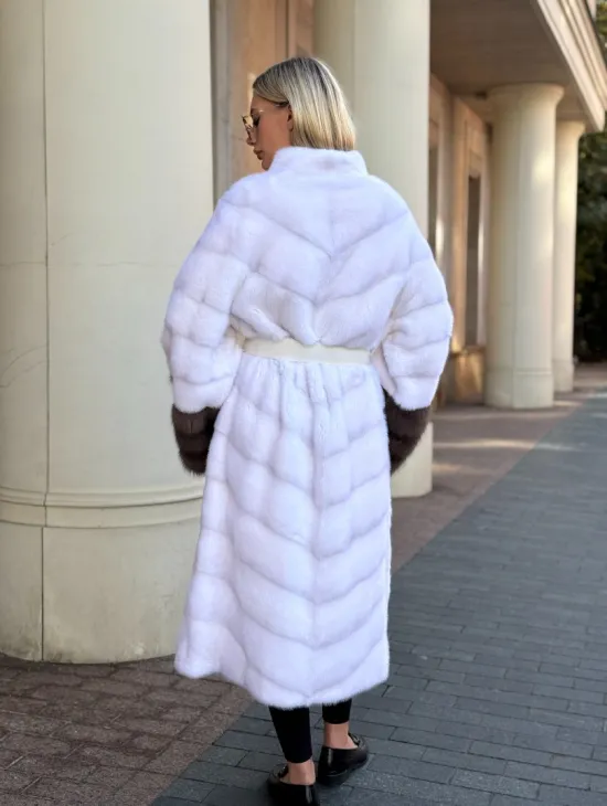 Белая норковая шуба с отделкой из куницы