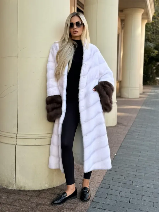 Белая норковая шуба с отделкой из куницы