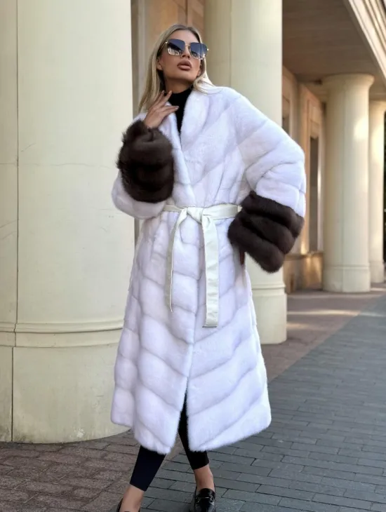 Белая норковая шуба с отделкой из куницы