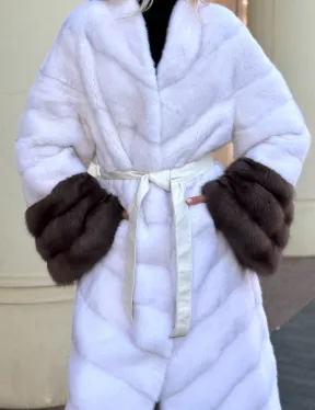 Белая норковая шуба с отделкой из куницы