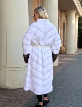 Белая норковая шуба с отделкой из куницы