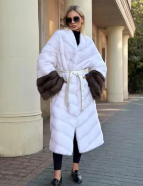 Белая норковая шуба с отделкой из куницы