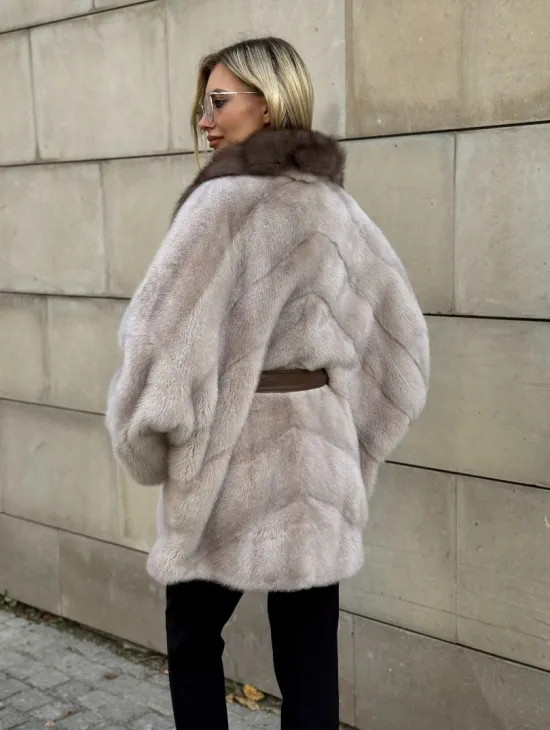 Шуба норковая летучая мышь с воротником куницы