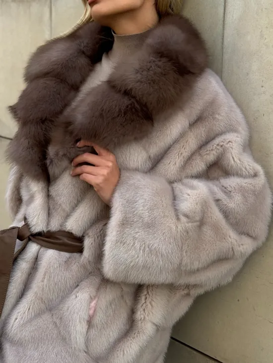 Шуба норковая летучая мышь с воротником куницы