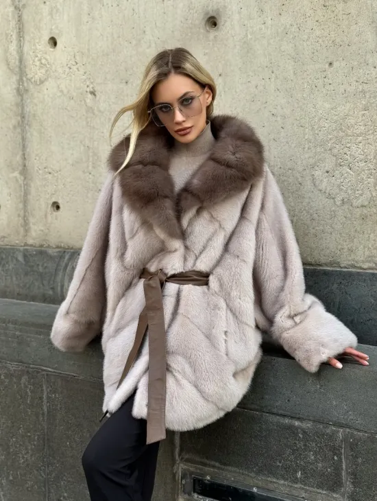 Шуба норковая летучая мышь с воротником куницы