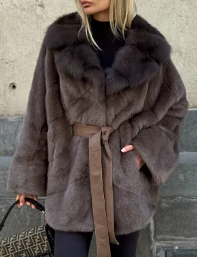 Женская норковая шуба свободного силуэта с воротником куницы