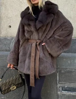 Женская норковая шуба свободного силуэта с воротником куницы