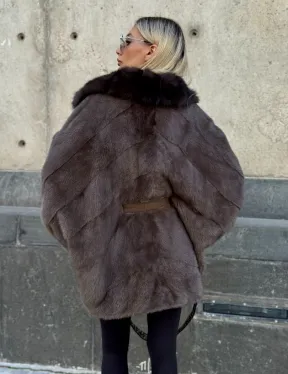 Женская норковая шуба свободного силуэта с воротником куницы