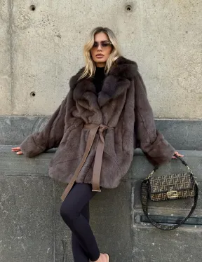 Женская норковая шуба свободного силуэта с воротником куницы