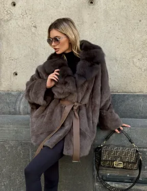 Женская норковая шуба свободного силуэта с воротником куницы
