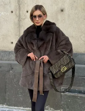 Женская норковая шуба свободного силуэта с воротником куницы