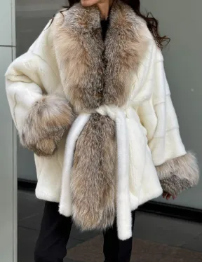 Женская белая норковая шуба с отделкой из меха рыси