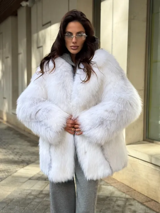 Шуба из белой арктической лисы