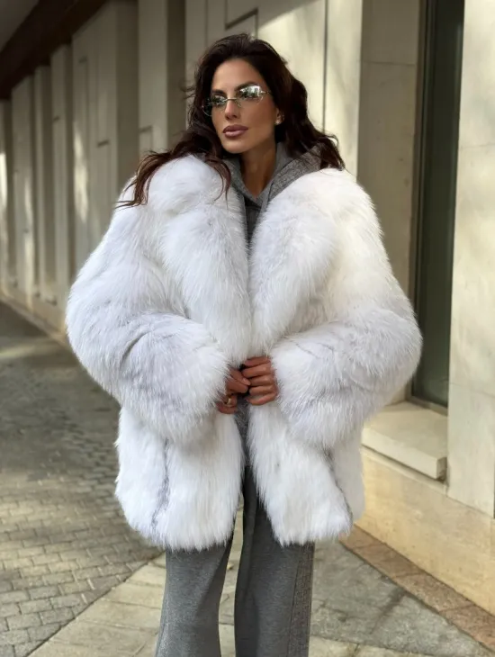 Шуба из белой арктической лисы