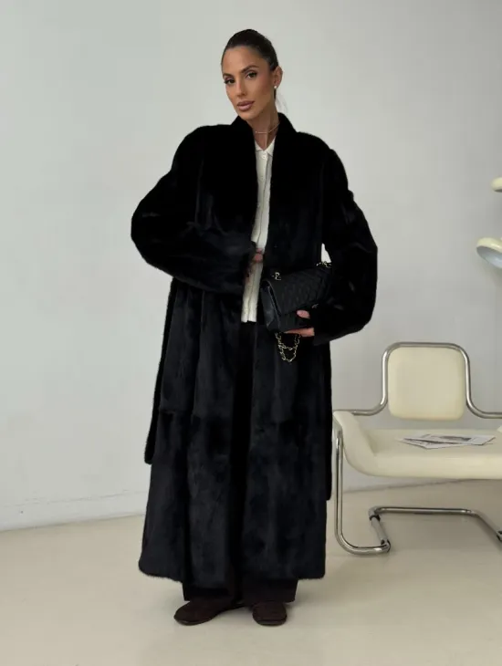 Длинная черная норковая шуба