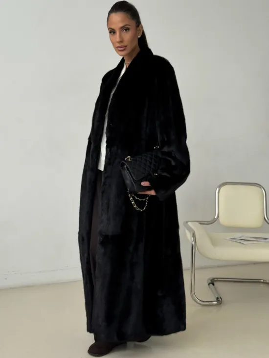 Длинная черная норковая шуба