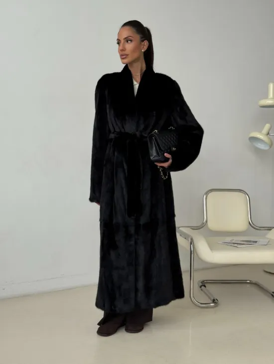 Длинная черная норковая шуба