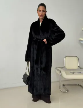 Длинная черная норковая шуба